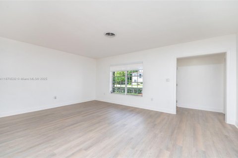 House in Coral Gables, Florida 3 bedrooms, 110.74 sq.m. № 1927263 - photo 17