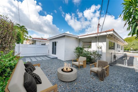 House in Coral Gables, Florida 3 bedrooms, 110.74 sq.m. № 1927263 - photo 9