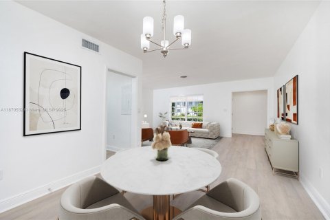 House in Coral Gables, Florida 3 bedrooms, 110.74 sq.m. № 1927263 - photo 18