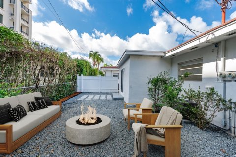 House in Coral Gables, Florida 3 bedrooms, 110.74 sq.m. № 1927263 - photo 7