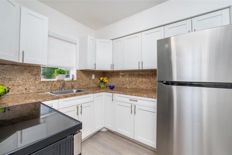House in Coral Gables, Florida 3 bedrooms, 110.74 sq.m. № 1927263 - photo 12