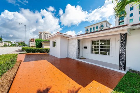 House in Coral Gables, Florida 3 bedrooms, 110.74 sq.m. № 1927263 - photo 3