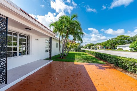 House in Coral Gables, Florida 3 bedrooms, 110.74 sq.m. № 1927263 - photo 5