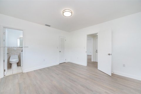 House in Coral Gables, Florida 3 bedrooms, 110.74 sq.m. № 1927263 - photo 26