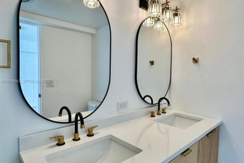 House in Hallandale Beach, Florida 3 bedrooms, 102.19 sq.m. № 1989674 - photo 19
