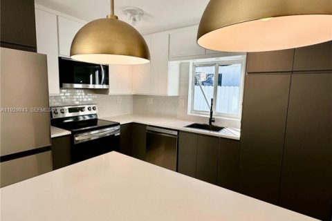 House in Hallandale Beach, Florida 3 bedrooms, 102.19 sq.m. № 1989674 - photo 8