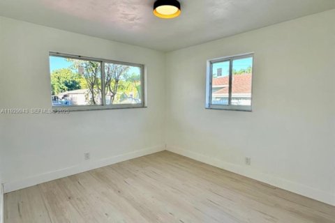 House in Hallandale Beach, Florida 3 bedrooms, 102.19 sq.m. № 1989674 - photo 18