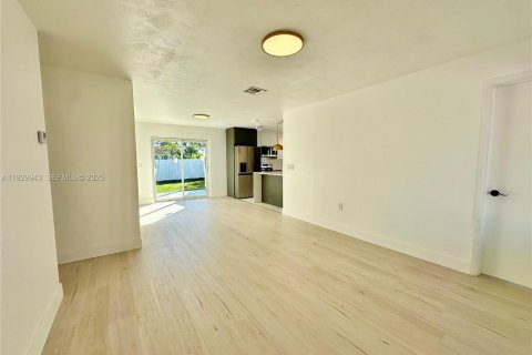 House in Hallandale Beach, Florida 3 bedrooms, 102.19 sq.m. № 1989674 - photo 6