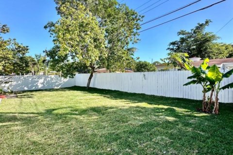 House in Hallandale Beach, Florida 3 bedrooms, 102.19 sq.m. № 1989674 - photo 24