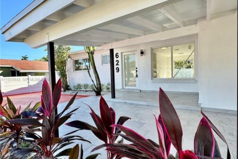 House in Hallandale Beach, Florida 3 bedrooms, 102.19 sq.m. № 1989674 - photo 2