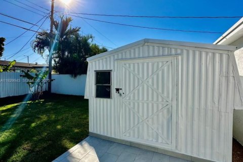 House in Hallandale Beach, Florida 3 bedrooms, 102.19 sq.m. № 1989674 - photo 27