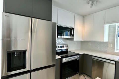 House in Hallandale Beach, Florida 3 bedrooms, 102.19 sq.m. № 1989674 - photo 9