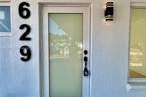 House in Hallandale Beach, Florida 3 bedrooms, 102.19 sq.m. № 1989674 - photo 4