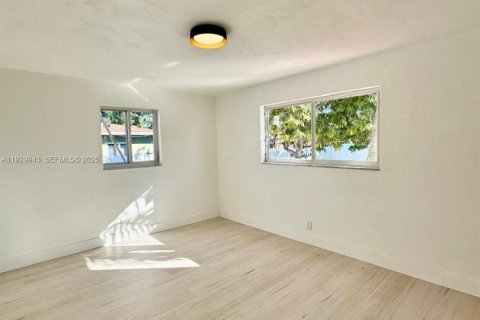 House in Hallandale Beach, Florida 3 bedrooms, 102.19 sq.m. № 1989674 - photo 14