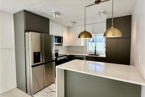 House in Hallandale Beach, Florida 3 bedrooms, 102.19 sq.m. № 1989674 - photo 7