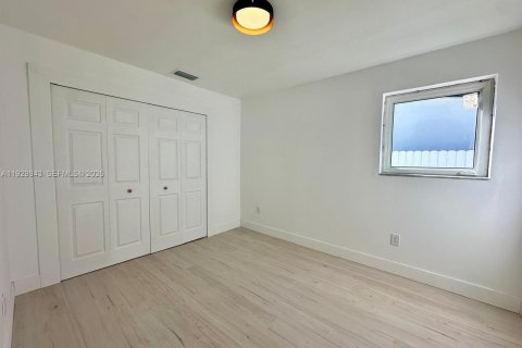 House in Hallandale Beach, Florida 3 bedrooms, 102.19 sq.m. № 1989674 - photo 16