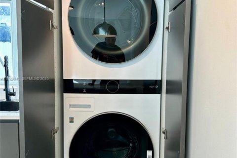 House in Hallandale Beach, Florida 3 bedrooms, 102.19 sq.m. № 1989674 - photo 11