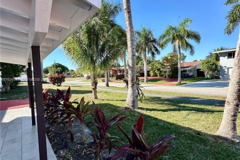 House in Hallandale Beach, Florida 3 bedrooms, 102.19 sq.m. № 1989674 - photo 3