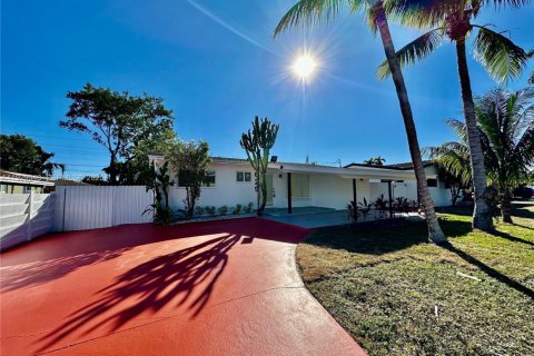 House in Hallandale Beach, Florida 3 bedrooms, 102.19 sq.m. № 1989674 - photo 1