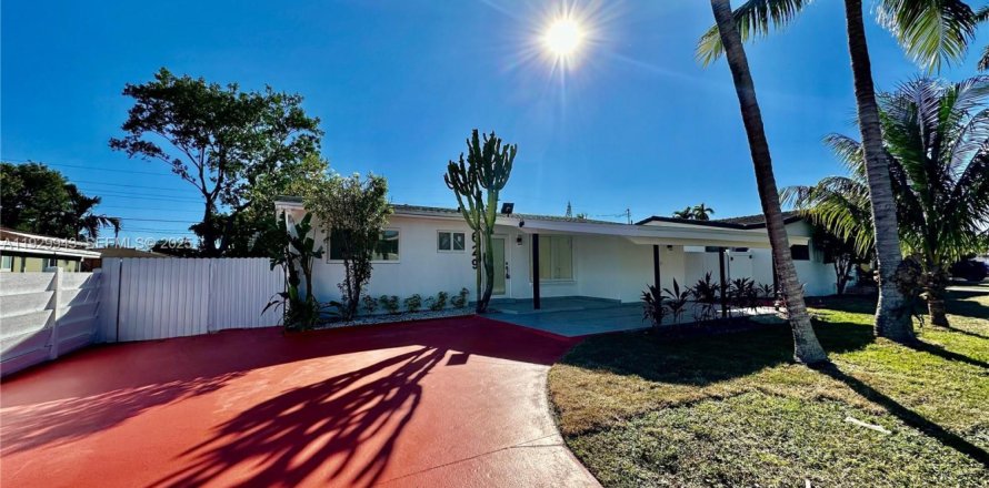 House in Hallandale Beach, Florida 3 bedrooms, 102.19 sq.m. № 1989674