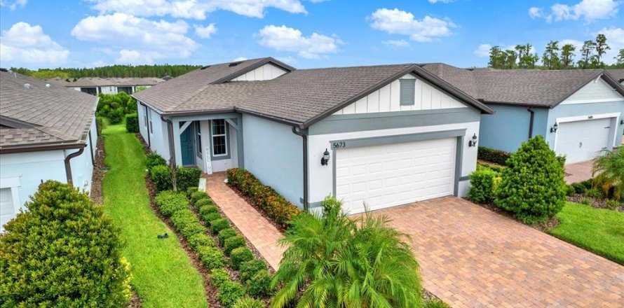 House in Land O' Lakes, Florida 2 bedrooms, 137.5 sq.m. № 1876144