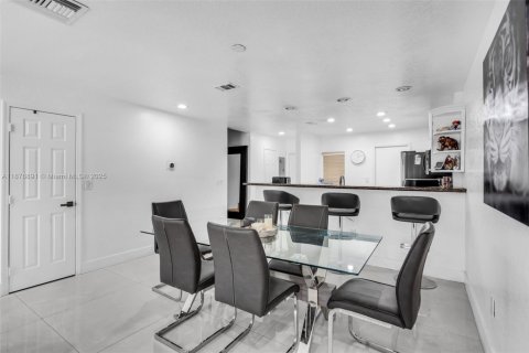 Touwnhouse à vendre à Hollywood, Floride: 3 chambres, 126.35 m2 № 1895970 - photo 11