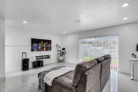 Touwnhouse à vendre à Hollywood, Floride: 3 chambres, 126.35 m2 № 1895970 - photo 8