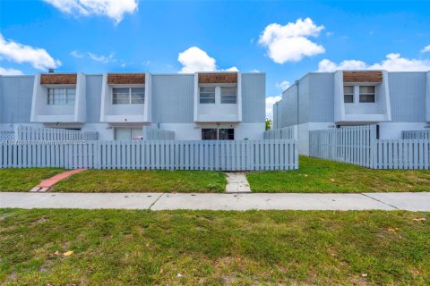 Touwnhouse à vendre à Hollywood, Floride: 3 chambres, 126.35 m2 № 1895970 - photo 29