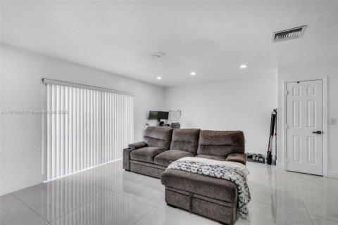 Touwnhouse à vendre à Hollywood, Floride: 3 chambres, 126.35 m2 № 1895970 - photo 10