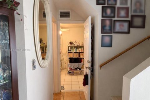 Casa en venta en Hialeah, Florida, 4 dormitorios, 132.39 m2 № 2031810 - foto 8