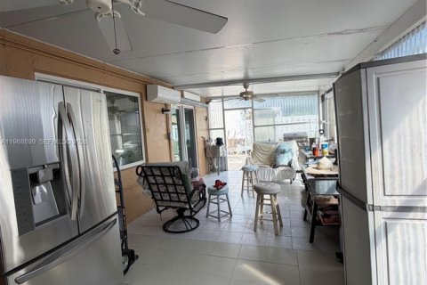 Casa en venta en Hialeah, Florida, 4 dormitorios, 132.39 m2 № 2031810 - foto 21