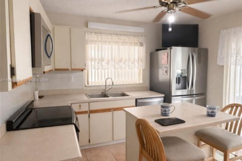 Casa en venta en Hialeah, Florida, 4 dormitorios, 132.39 m2 № 2031810 - foto 12