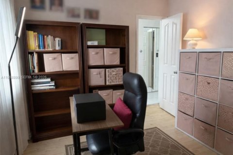 Casa en venta en Hialeah, Florida, 4 dormitorios, 132.39 m2 № 2031810 - foto 17