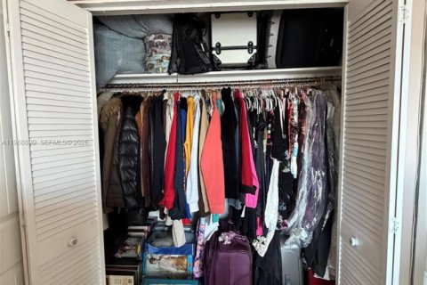 Casa en venta en Hialeah, Florida, 4 dormitorios, 132.39 m2 № 2031810 - foto 15