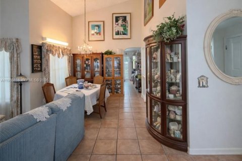 Casa en venta en Hialeah, Florida, 4 dormitorios, 132.39 m2 № 2031810 - foto 2