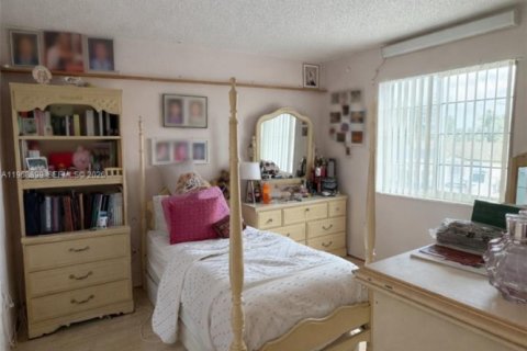 Casa en venta en Hialeah, Florida, 4 dormitorios, 132.39 m2 № 2031810 - foto 14
