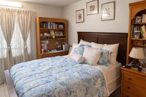 Casa en venta en Hialeah, Florida, 4 dormitorios, 132.39 m2 № 2031810 - foto 9