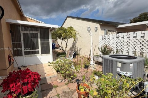 Casa en venta en Hialeah, Florida, 4 dormitorios, 132.39 m2 № 2031810 - foto 20