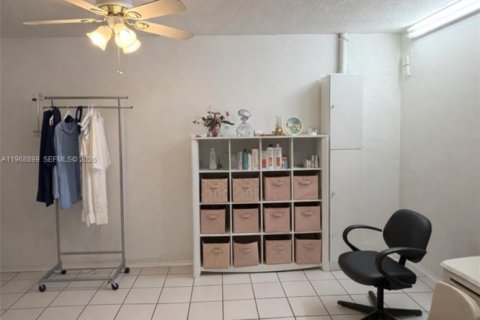 Casa en venta en Hialeah, Florida, 4 dormitorios, 132.39 m2 № 2031810 - foto 11