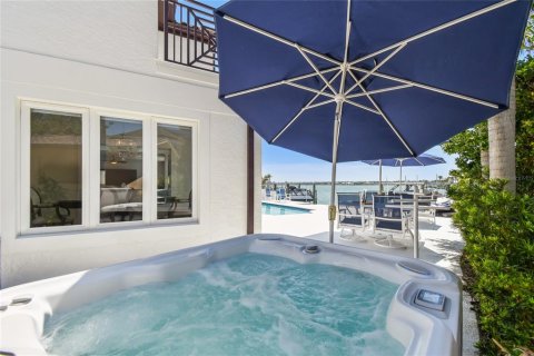 House in Belleair Beach, Florida 5 bedrooms, 352.38 sq.m. № 1675237 - photo 18