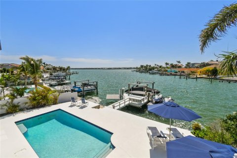 House in Belleair Beach, Florida 5 bedrooms, 352.38 sq.m. № 1675237 - photo 1