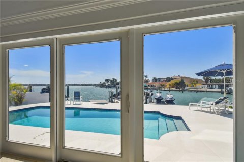 House in Belleair Beach, Florida 5 bedrooms, 352.38 sq.m. № 1675237 - photo 28