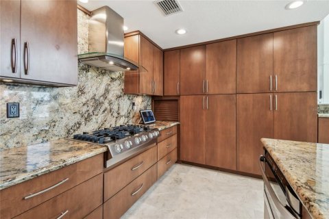 House in Belleair Beach, Florida 5 bedrooms, 352.38 sq.m. № 1675237 - photo 30