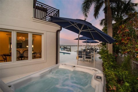 House in Belleair Beach, Florida 5 bedrooms, 352.38 sq.m. № 1675237 - photo 19