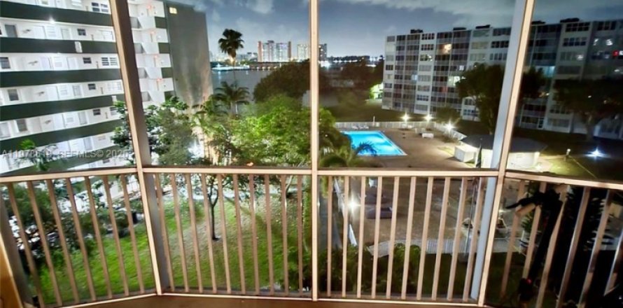 Кондоминиум с 2 спальнями в Майами, Флорида № 2046005