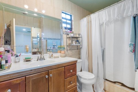 Villa ou maison à vendre à Miami, Floride: 4 chambres, 205.87 m2 № 1974796 - photo 17