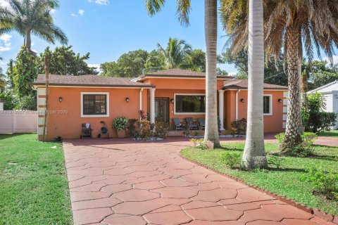 Villa ou maison à vendre à Miami, Floride: 4 chambres, 205.87 m2 № 1974796 - photo 1
