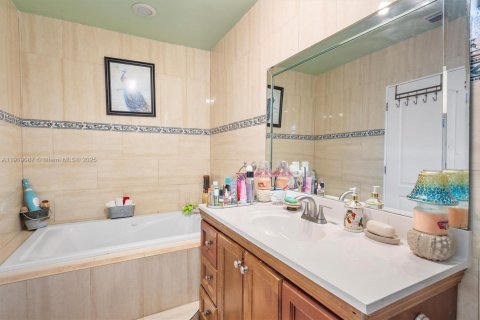 Villa ou maison à vendre à Miami, Floride: 4 chambres, 205.87 m2 № 1974796 - photo 18