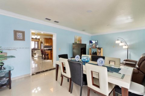 Villa ou maison à vendre à Miami, Floride: 4 chambres, 205.87 m2 № 1974796 - photo 13