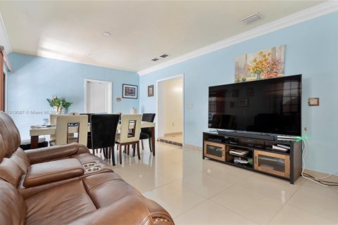 Villa ou maison à vendre à Miami, Floride: 4 chambres, 205.87 m2 № 1974796 - photo 15